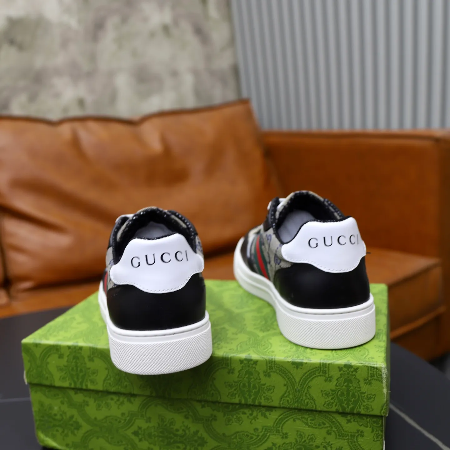 Ex-factory price: 420💰🙅‍♂️🙅‍♂️🙅‍♂️ Brand: GUCCI Standard code: 38-44 (45 customized) Grade: Same as the official website Material: Original leather splicing Comfortable and breathable sheepskin lining Original wear-resistant outsole Style category: Men's fashionable casual shoes Running sneakers Distinguished luxury brand elements Top luxury Color: actual picture color